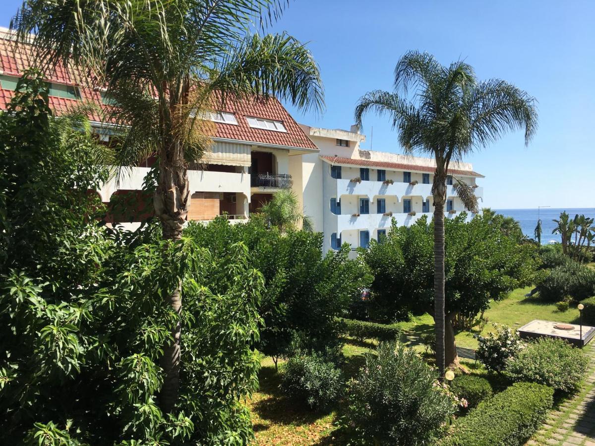 Baia Degli Dei - Living La Nike Apartment Giardini Naxos Ngoại thất bức ảnh